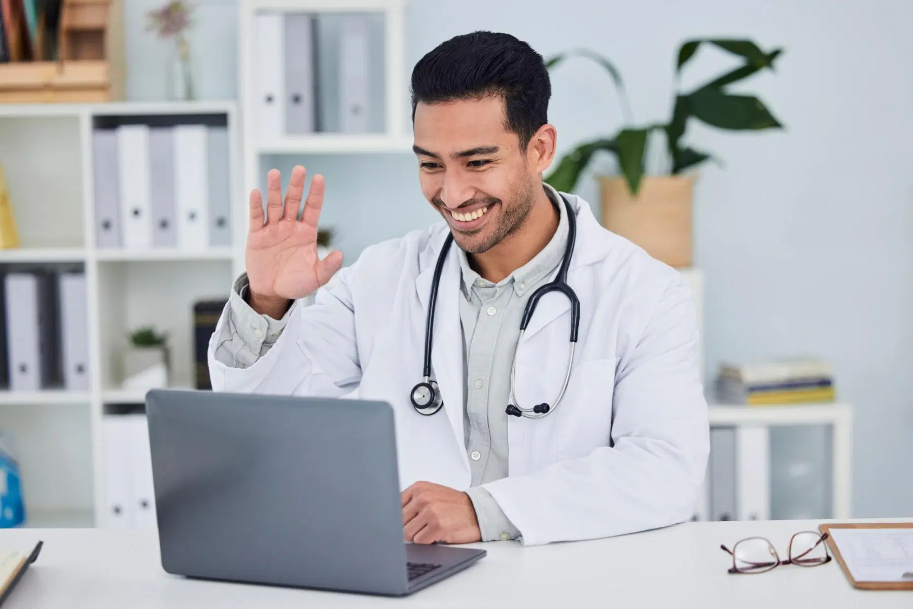 Pessoa em consulta por telemedicina